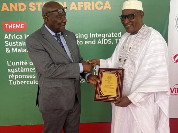 Le Dr Aliou Sylla doublement honoré à l’ICASA 2025 à Accra